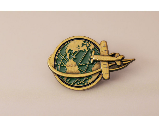 Pin’s avion et globe – Impact Émotion