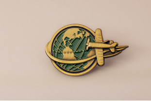 Pin’s avion et globe – Impact Émotion