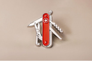Pin’s couteau suisse en métal argenté et rouge – Impact Émotion
