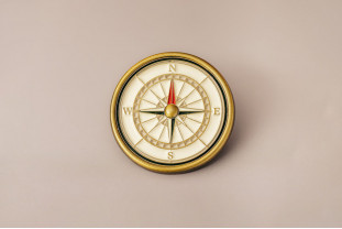 Pin’s boussole en métal vieilli – Impact Émotion