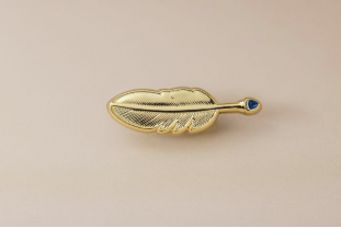Pin's plume dorée – Impact Émotion