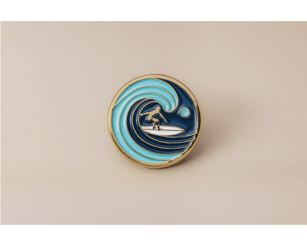 Pin’s surf doré – Impact Émotion