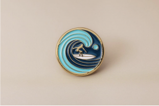 Pin’s surf doré – Impact Émotion