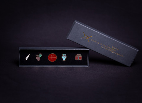 Coffret prestige intégrant une collection exclusive de pin's personnalisés émaillés