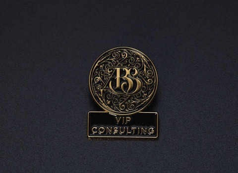 Fabrication d'un pin's luxe avec embossage positif du logo, sur fond émaillé