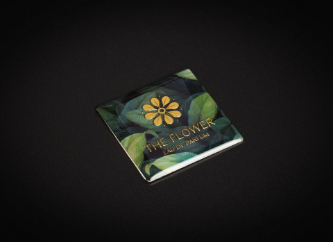 Plaque autocollante luxe, comprenant un jeu d'impression et travail du métal