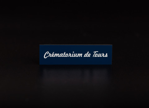 Fabrication d'un badge personnalisé en inox, imprimé dans un bleu nuit au pantone