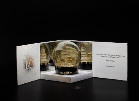 Coffret original, intégrant un jeu de miroirs afin de valoriser une boule à neige