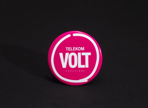 badge publicitaire rond imprimé pour salon et congrès