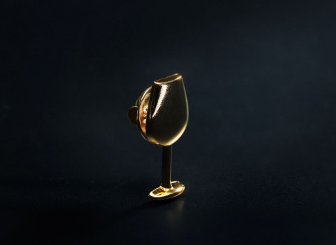Pin's représentant un verre de vin, finition or