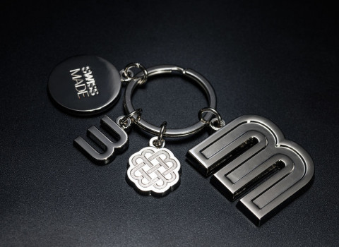 Porte clés comprenant plusieurs charms personnalisés