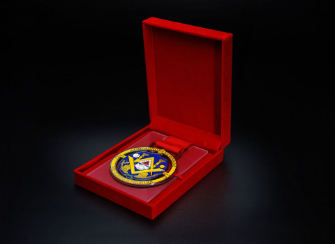 Médaille émaillée assemblée sur carte acrylique transparente pour port sur veste