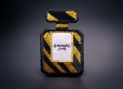 Base polyester, décor brodé et impression UV du texte