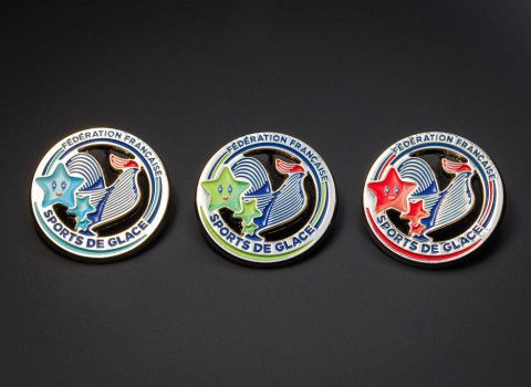 Pin's argentée intégrant un émaillage posé