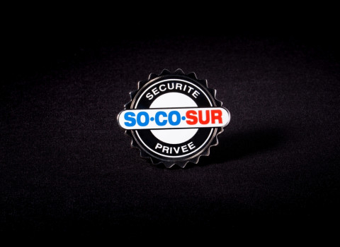 Badge aimanté comprenant un émaillage surfacé