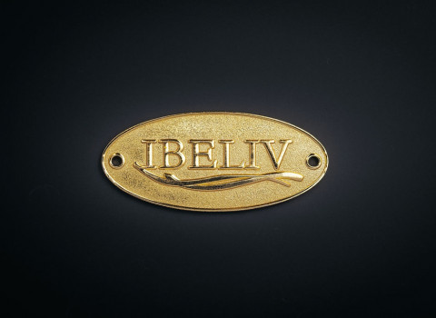 Plaque dorée, comprenant un effet sablé et texturé sur le fond, logo embossé