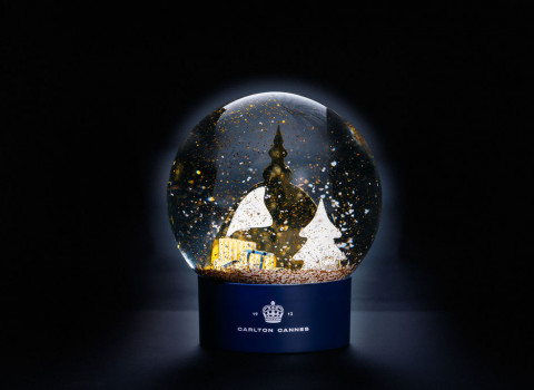 Boule à neige intégrant un décor en 2D en inox sur plusieurs plans
