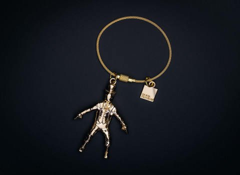 Porte-clé en 3D finition or, muni d'un lien métallique et charm