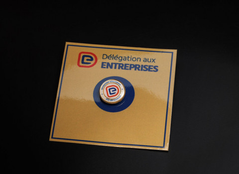 Pin's imprimé et livré sur carte imprimée