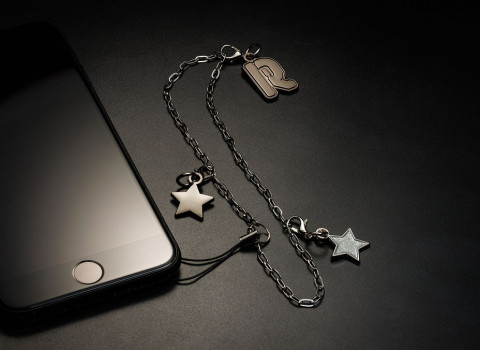 Fabrication d'une chaine intégrant des charms et pampilles pour accessoiriser un smartphone