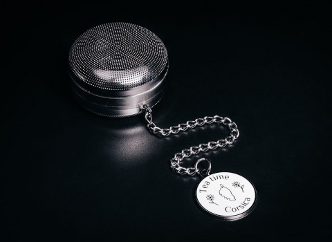 Boule à thé personnalisée comprenant un charm émaillé au logo de l'entreprise