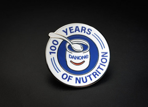 Pin's offert pour les 100 ans de Danone