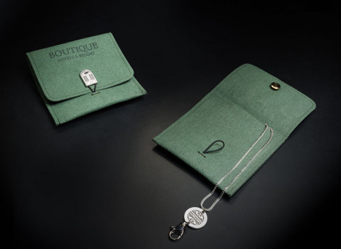 Pochette luxe en microfibre intégrant un bouton de fermeture original, à l'effigie de votre logo