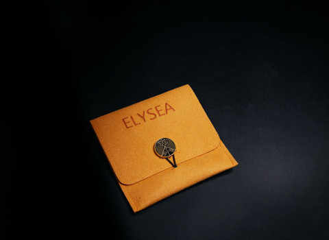 Fabrication de pochette en microfibre à façon, intégrant une fermeture innovante, gràace à un médaillon estampé