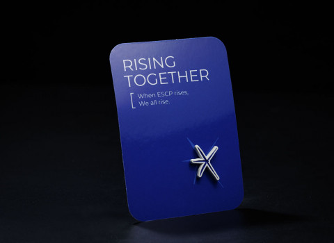 Pin's de finition blanche, livré sur carte imprimée