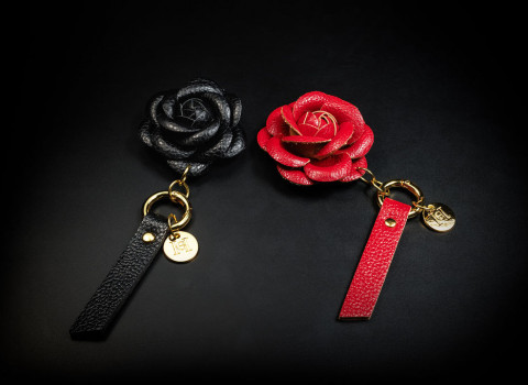 Porte-clé prestige, accessoirisé par une fleur et ruban en similicuir