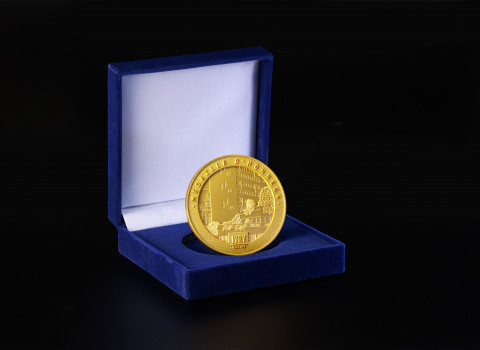 Médaille prestige intégrant un décor 3D, finition or mat