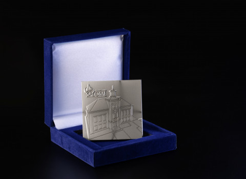 Médaille de forme carrée, finition argent mat