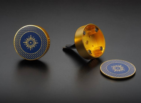 Façade aimantée comprenant un émaillage surfacé