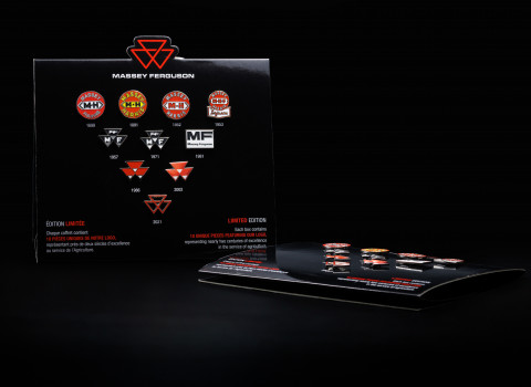 Gamme de pin's assemblés sur un display cartonné imprimé