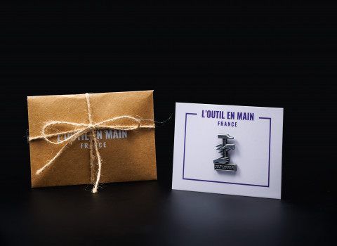 Pin's de finition vieil argent, conditionné en enveloppe craft