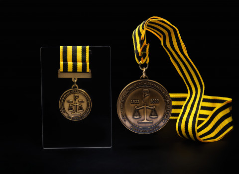 Médaille de poitrine et médaille de tour de cou