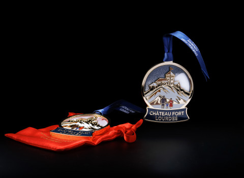 Pampille de Noël intégrant un émaillage surfacé