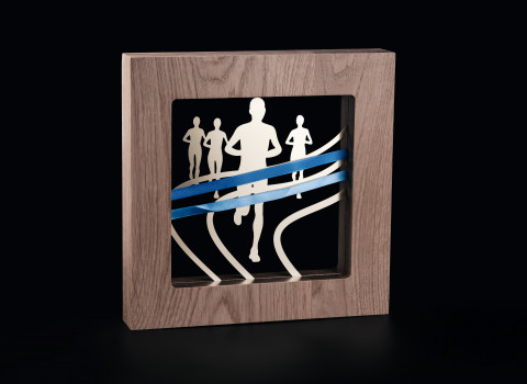 Trophée sur-mesure mariant le chêne et l'inox