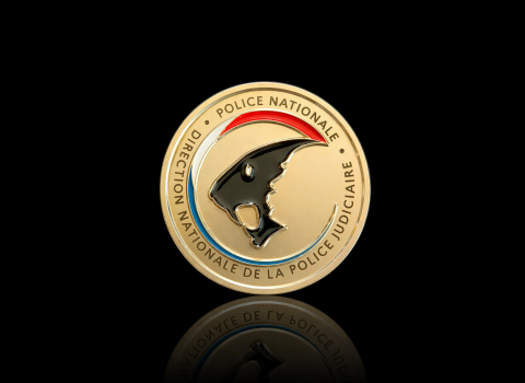 Finition argent mat et émaillage posé 