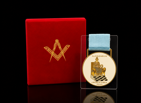 Médaille de poitrine sur-mesure comprenant un émaillage surfacé