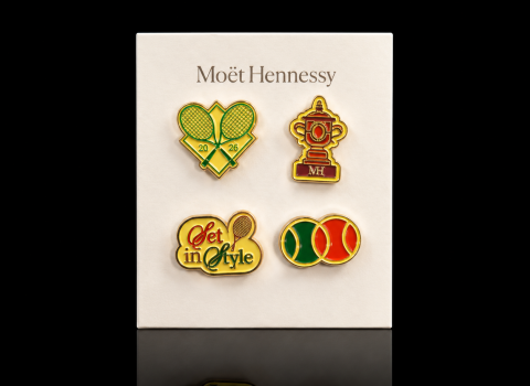 Collection de 4 pin's assemblés sur carte imprimée