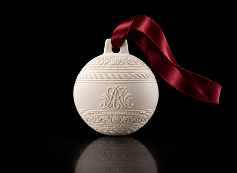 Boule de Noël fabriquée en plâtre avec décor embossé